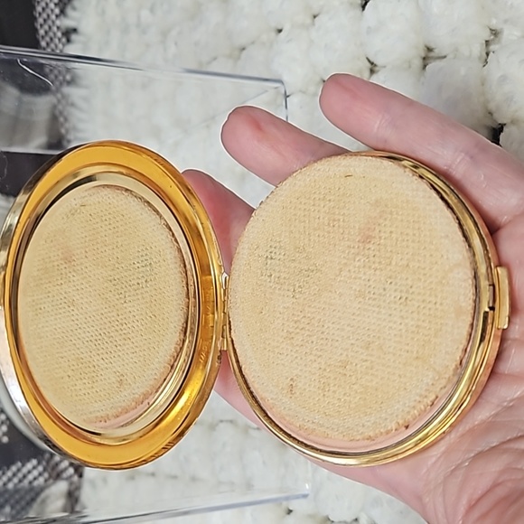 Vintage Elizabeth Arden 1960 Goldtone powder compact, 2.75 " made in Switzerland - Picture 7 of 9